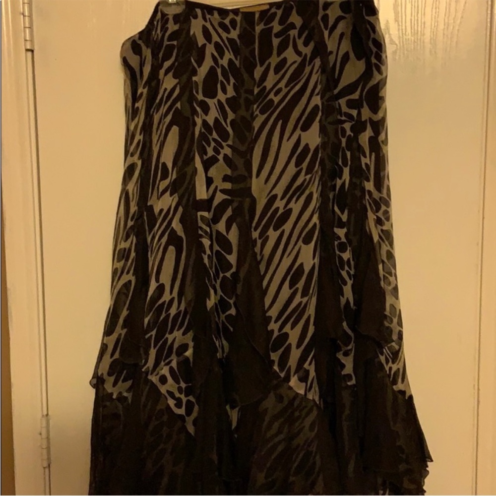 Flowing skirt with dark inserts